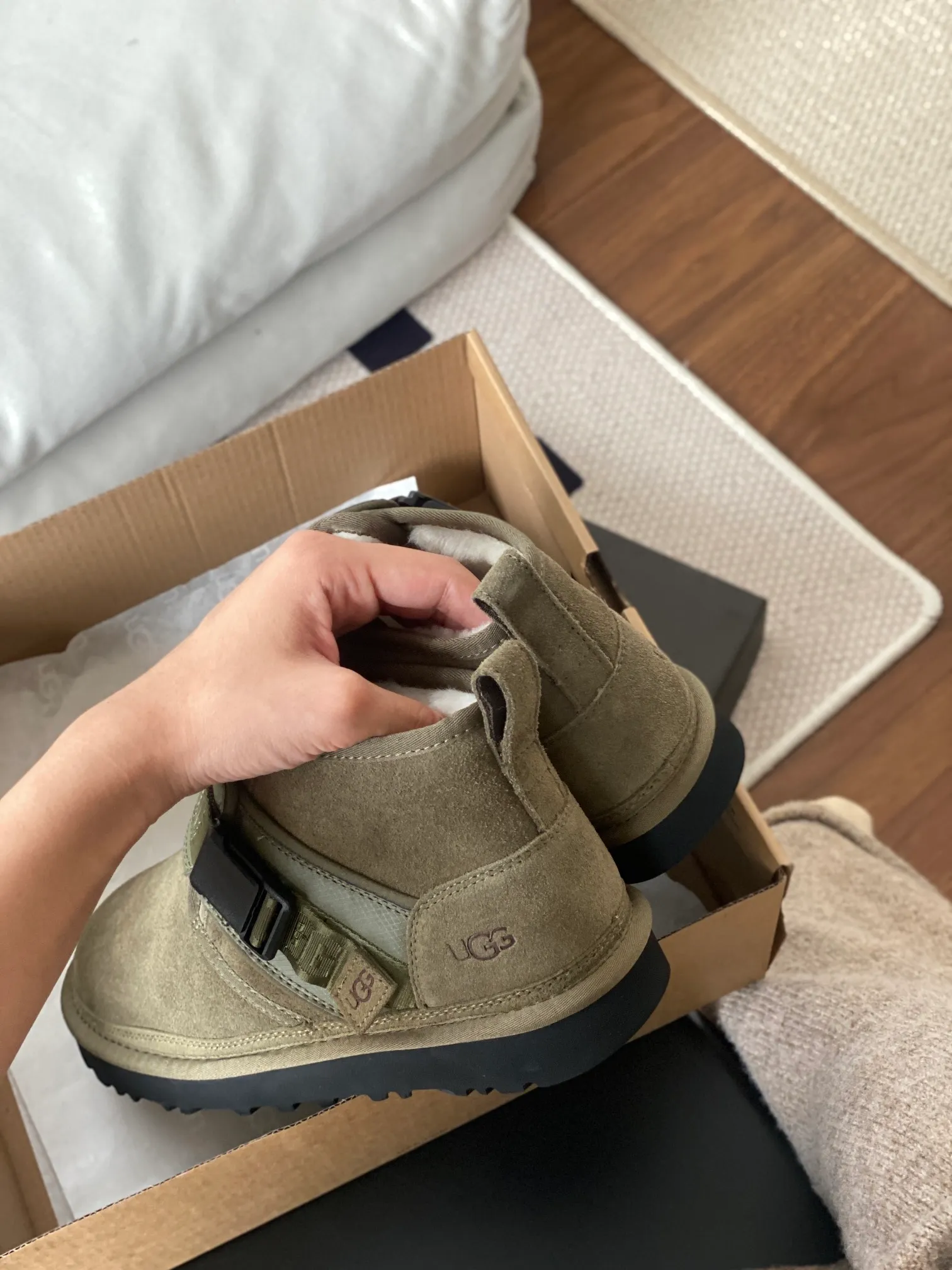 [UGG] P: 580💰 Men's model. Size: 39-44 UGG men's snow boots and wool shoes. The most popular style is now available, Neumel Snapback (buckle style). Material: cowhide➕sheep fur. Outsole: rubber (light wing technology) light! light! light! Super waterproof and available in 3⃣️ colors.